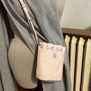 New in wrapping Tory Burch crossbody bag, color is “light oak,” I say pale pink.